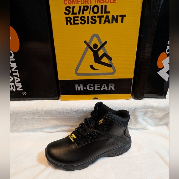 NIB.  Black Slip-Resistant Men's Workouts By MOUNTAIN GEAR. SIZE 9. Cooper LE - Picture 1 of 9